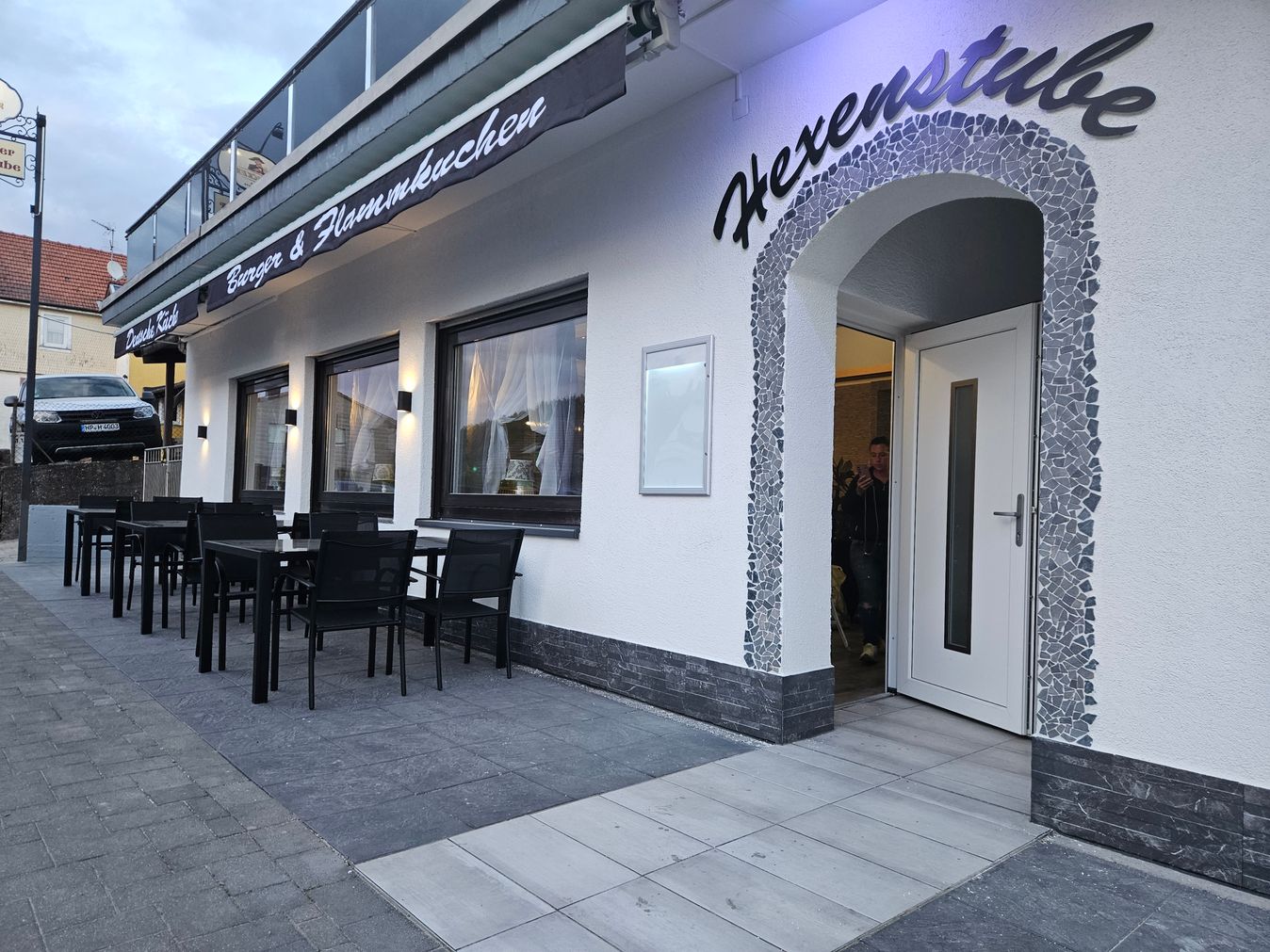 Außenansicht und Eingang der Hexenstube