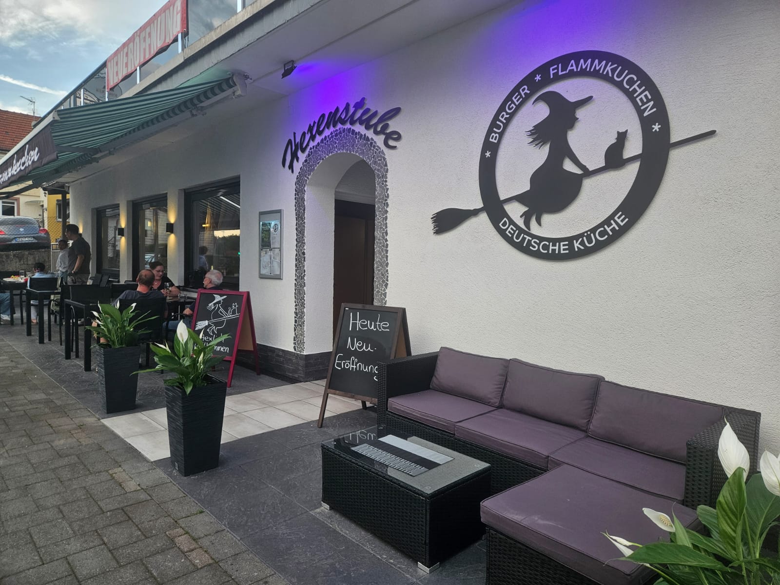Außenbereich und Eingang der Hexenstube mit dem Restaurantlogo