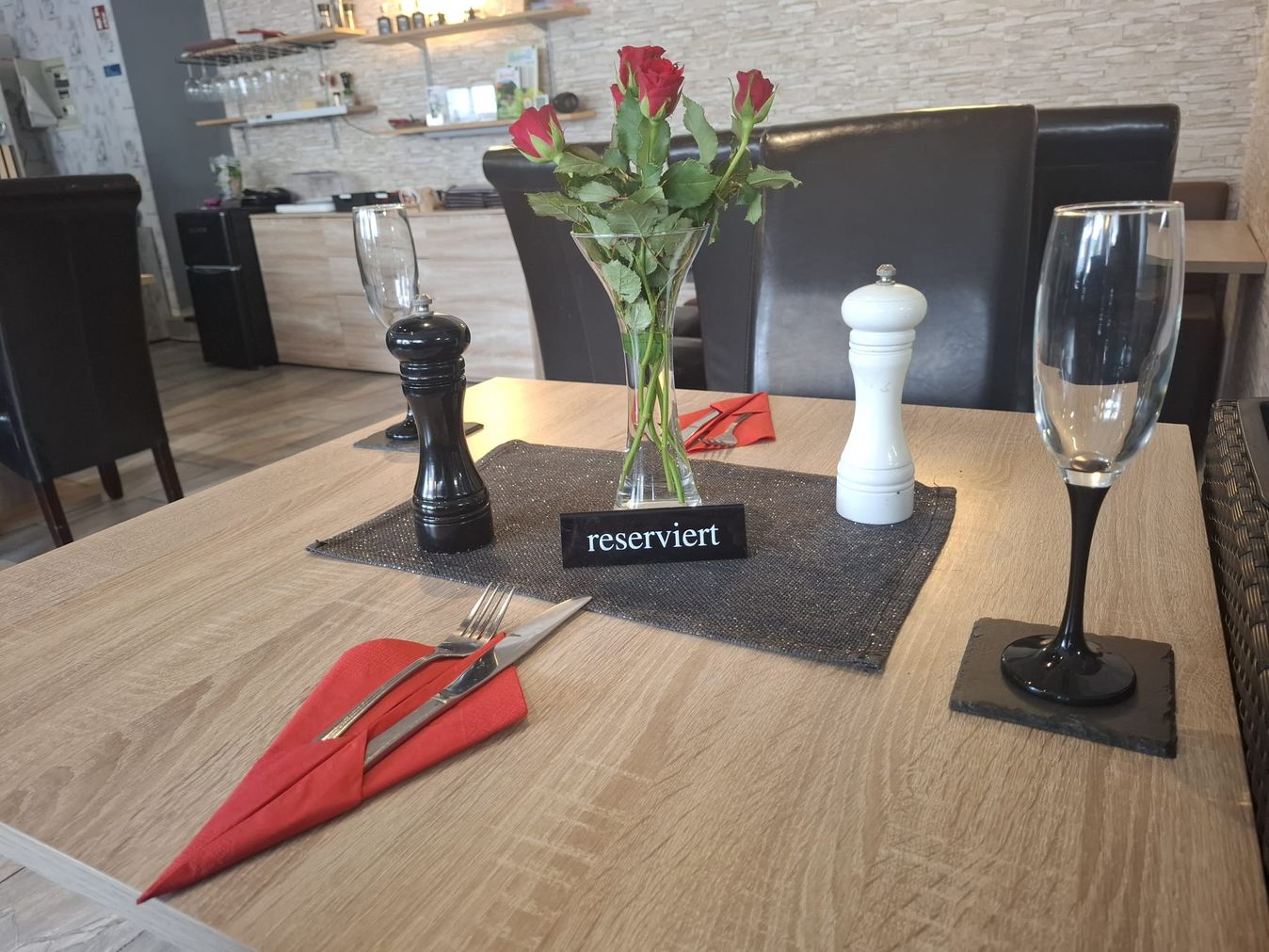 Reservierter Tisch mit Rosen und Gläsern