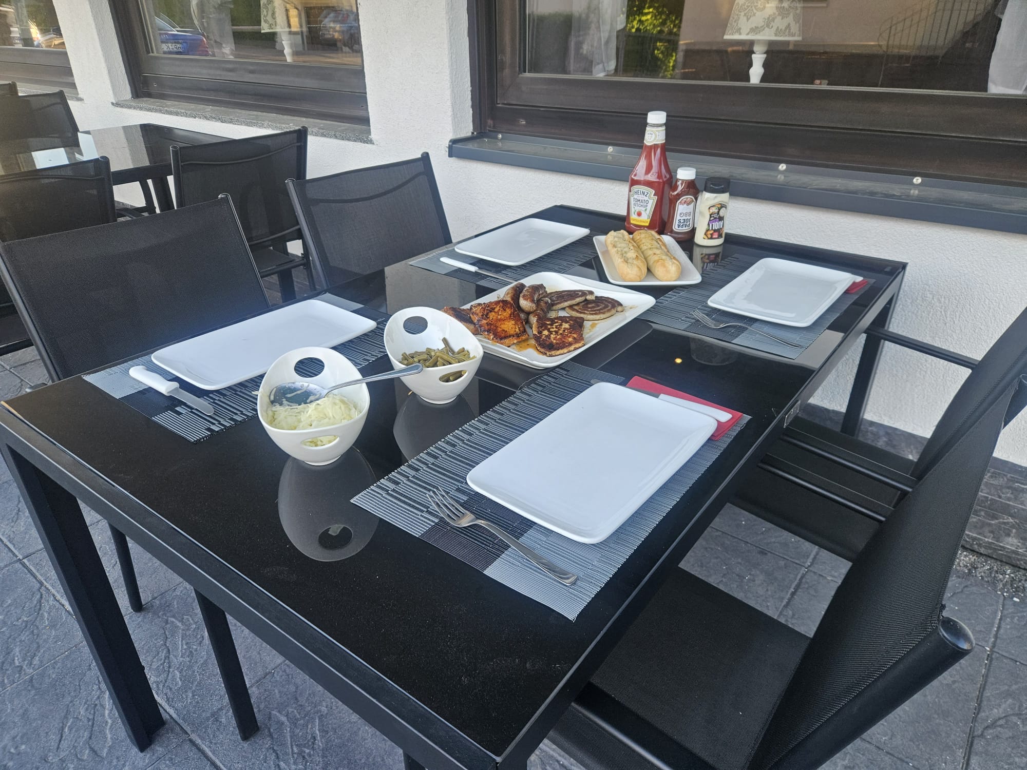 Gedeckter Terrassentisch mit Grillgerichten